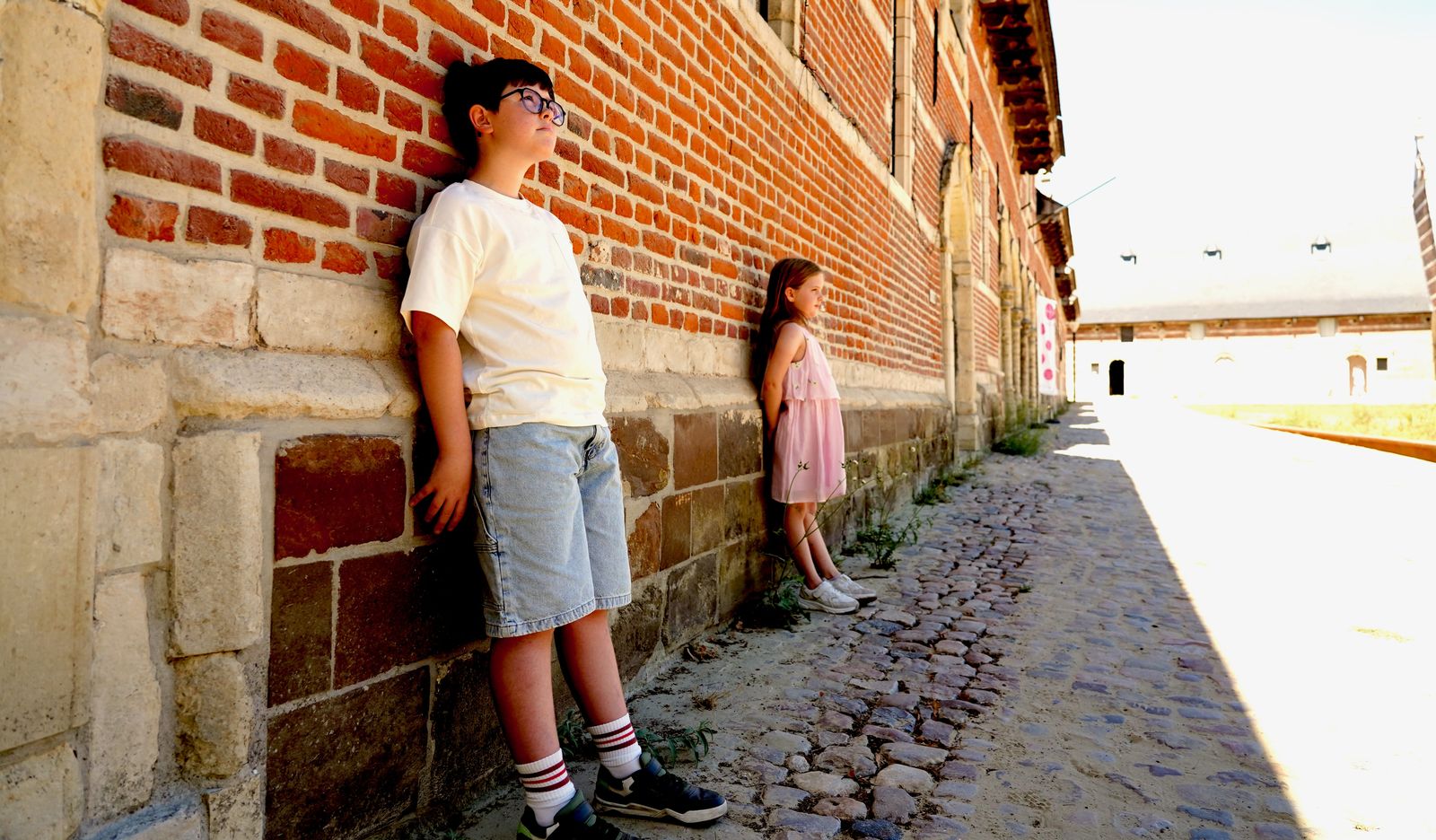 Daan en Ellie tegen de muur